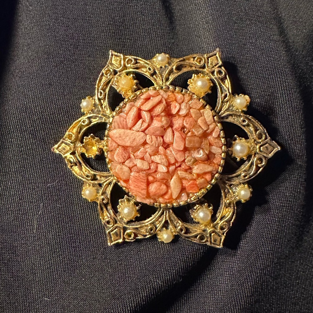 VINTAGE GOLD TONE CORAL CHIP BROOCH